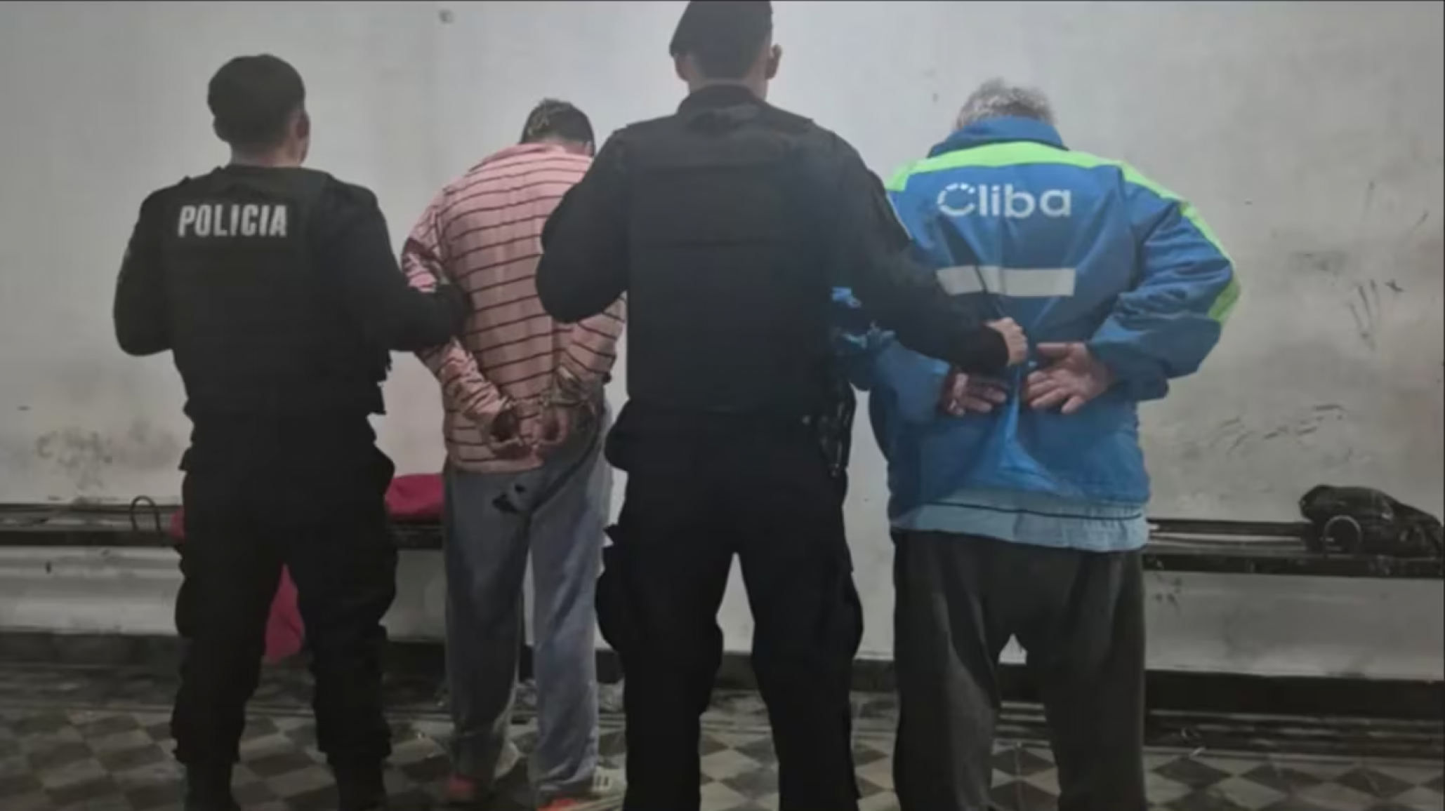 Una mujer denunció que su expareja y el suegro de este la mantuvieron cautiva y la abusaron durante varios días