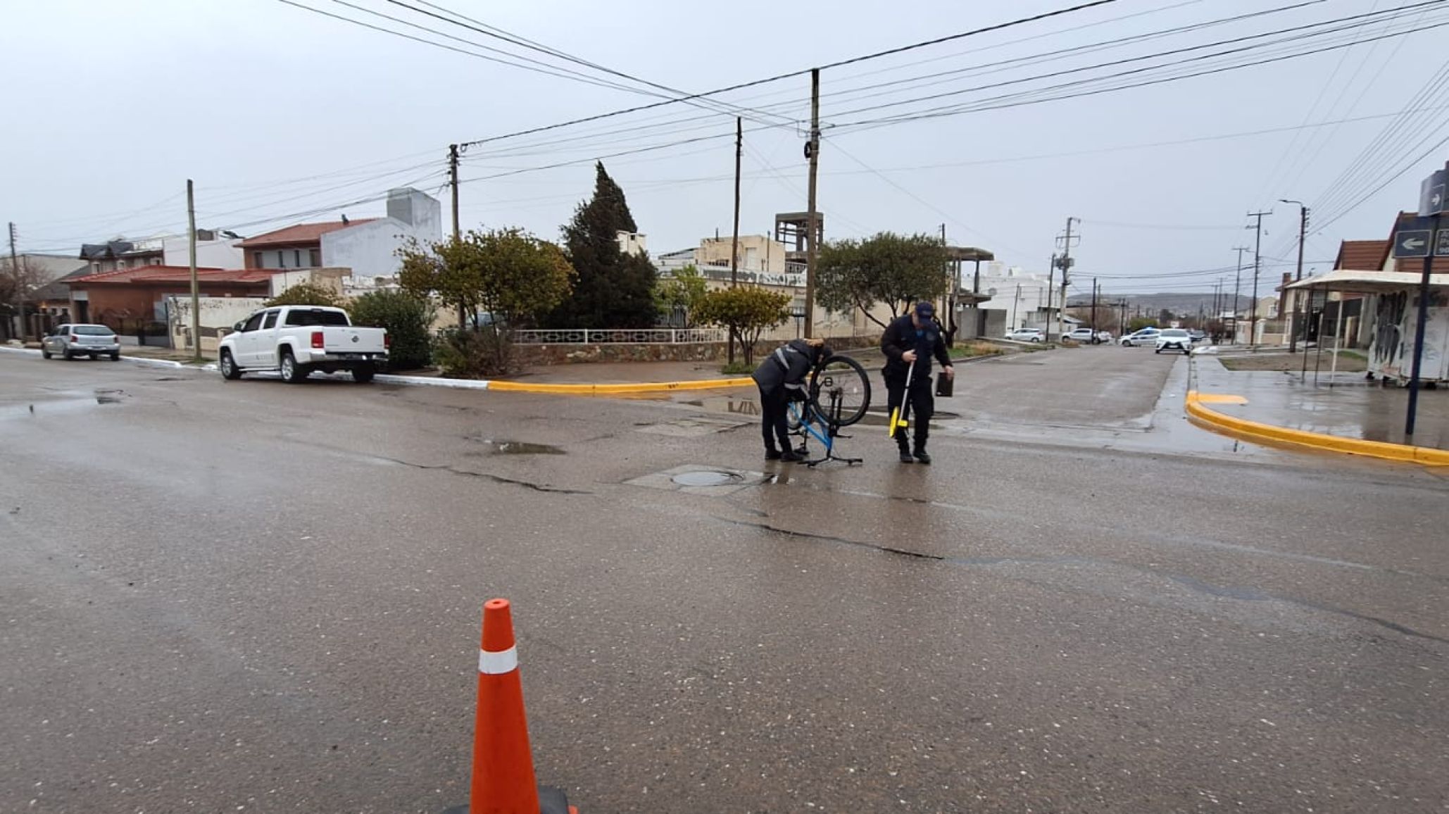 Comodoro: un adolescente de 17 años atropelló con una camioneta Amarok a un ciclista jubilado de 68 años