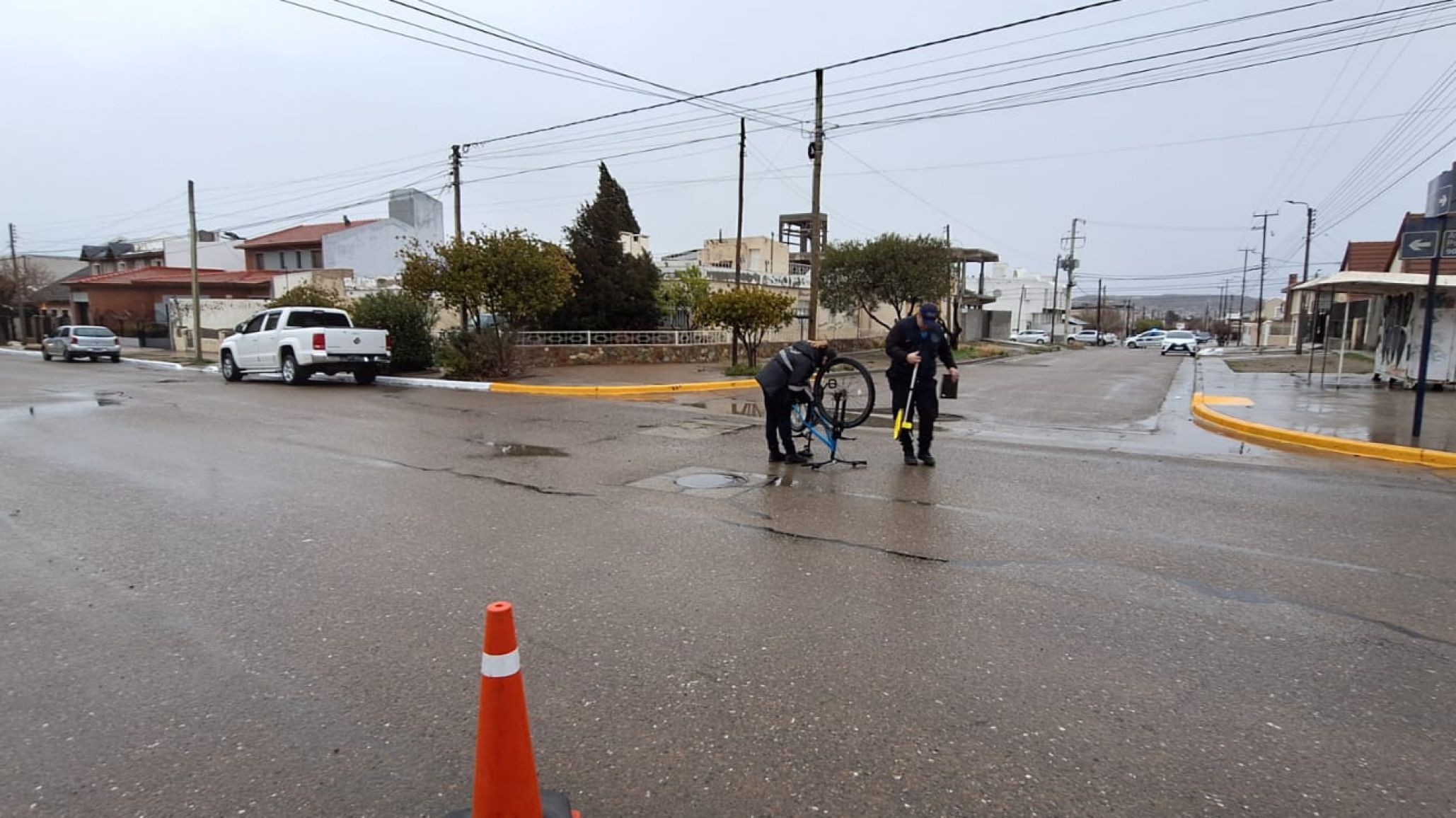 Comodoro: un adolescente de 17 años atropelló con una camioneta Amarok a un ciclista jubilado de 68 años