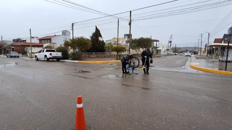 Comodoro: un adolescente de 17 años atropelló con una camioneta Amarok a un ciclista jubilado de 68 años