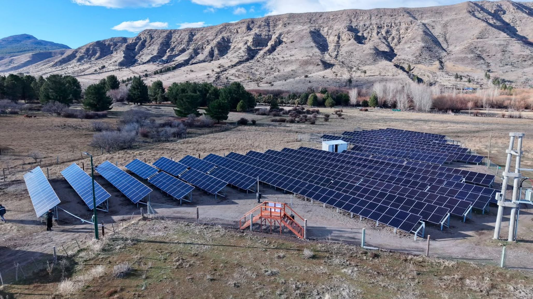Torres recorrió el nuevo Parque Solar Fotovoltaico de Esquel y destacó el avance de la transición energética en Chubut
