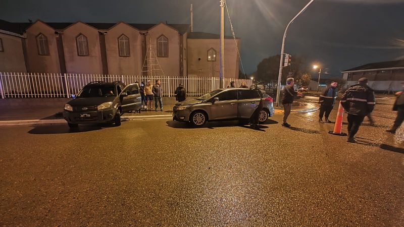 Choque entre dos vehículos en la avenida Polonia: una mujer sufrió un golpe en el rostro