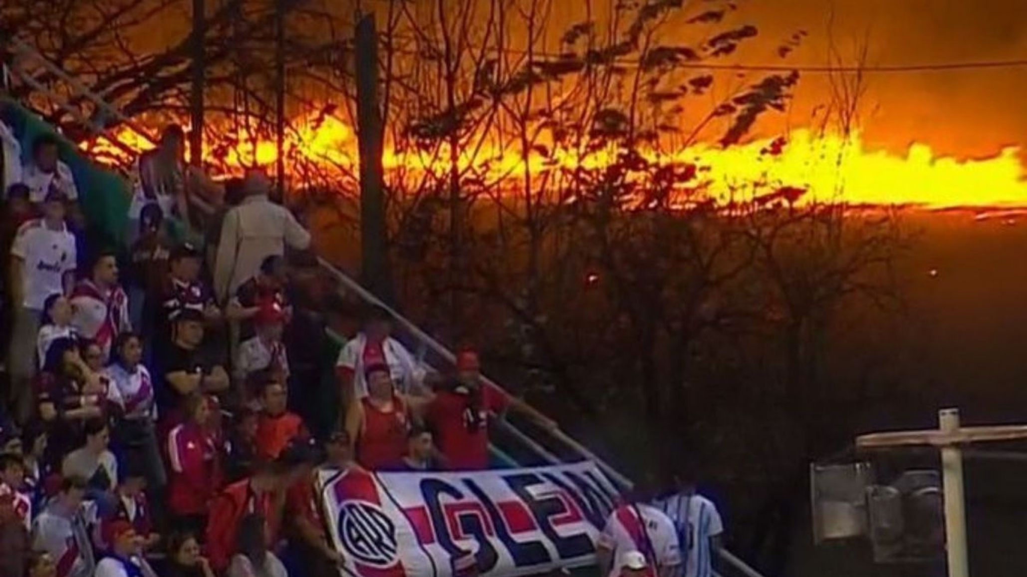 La imagen de la noche: mientras jugaban River - Aldosivi, en el fondo se desataba un incendio forestal