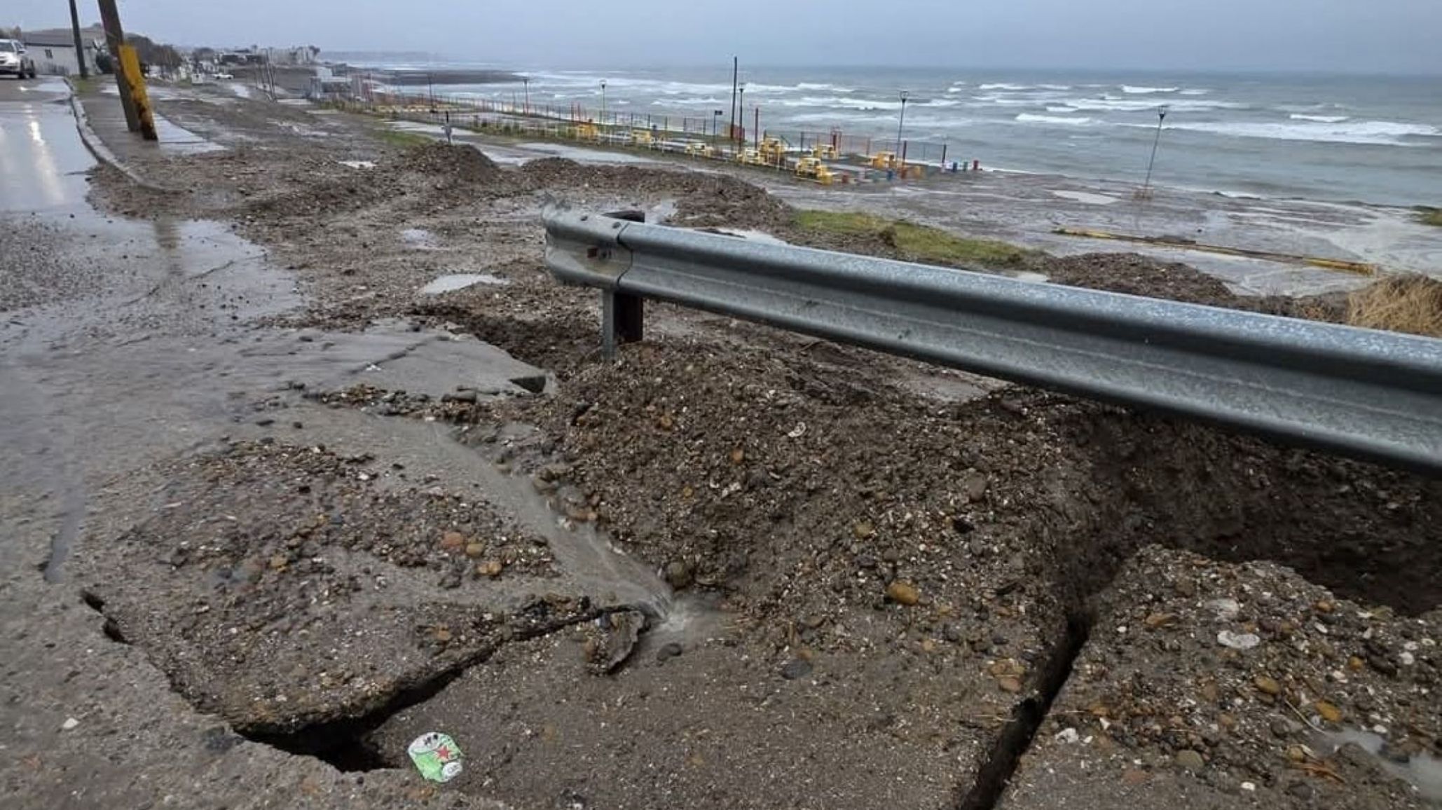 Precaución al circular por Km. 3: cedió parte del asfalto en un acceso a la playa