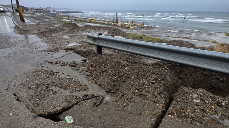 Precaución al circular por Km. 3: cedió parte del asfalto en un acceso a la playa