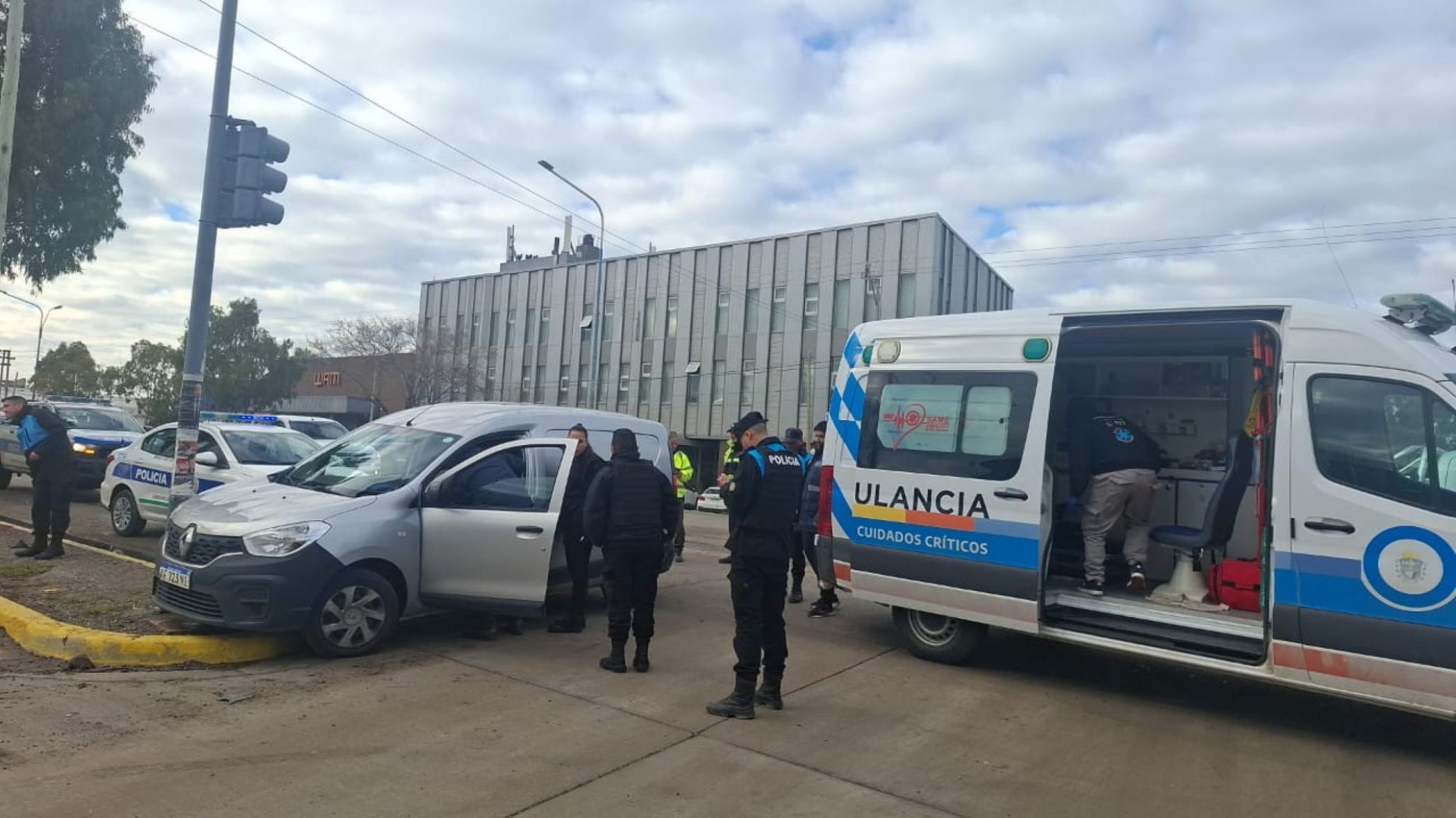Choque en Comodoro Rivadavia: un conductor se descompensó y terminó contra un semáforo