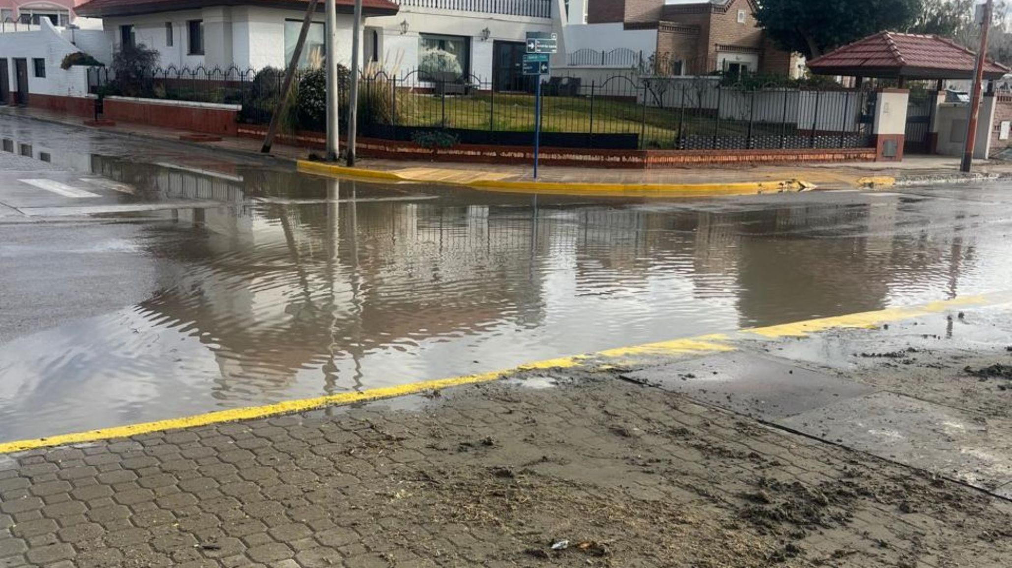 Temporal en Comodoro y Rada Tilly: lluvias, marejada y nieve complicaron calles y rutas