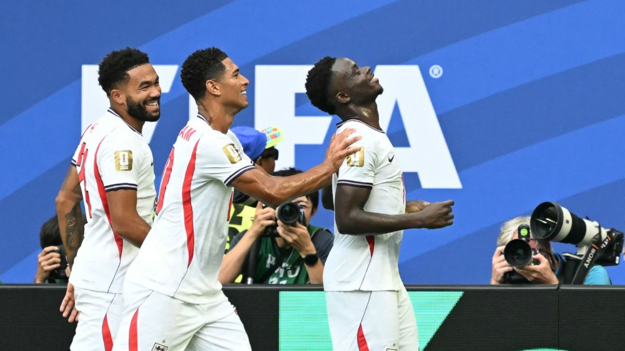 Inglaterra y Francia regalaron un partidazo con goles de "Play Station": 6-4 y tercer puesto para los ingleses