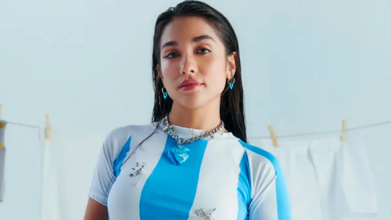 María Becerra cantaría el himno argentino en la gran final de Argentina - España