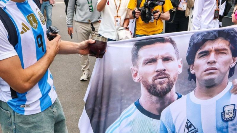 Franco Colapinto en Bélgica: el piloto argentino llegó al paddock de Spa con una bandera de Messi y Maradona