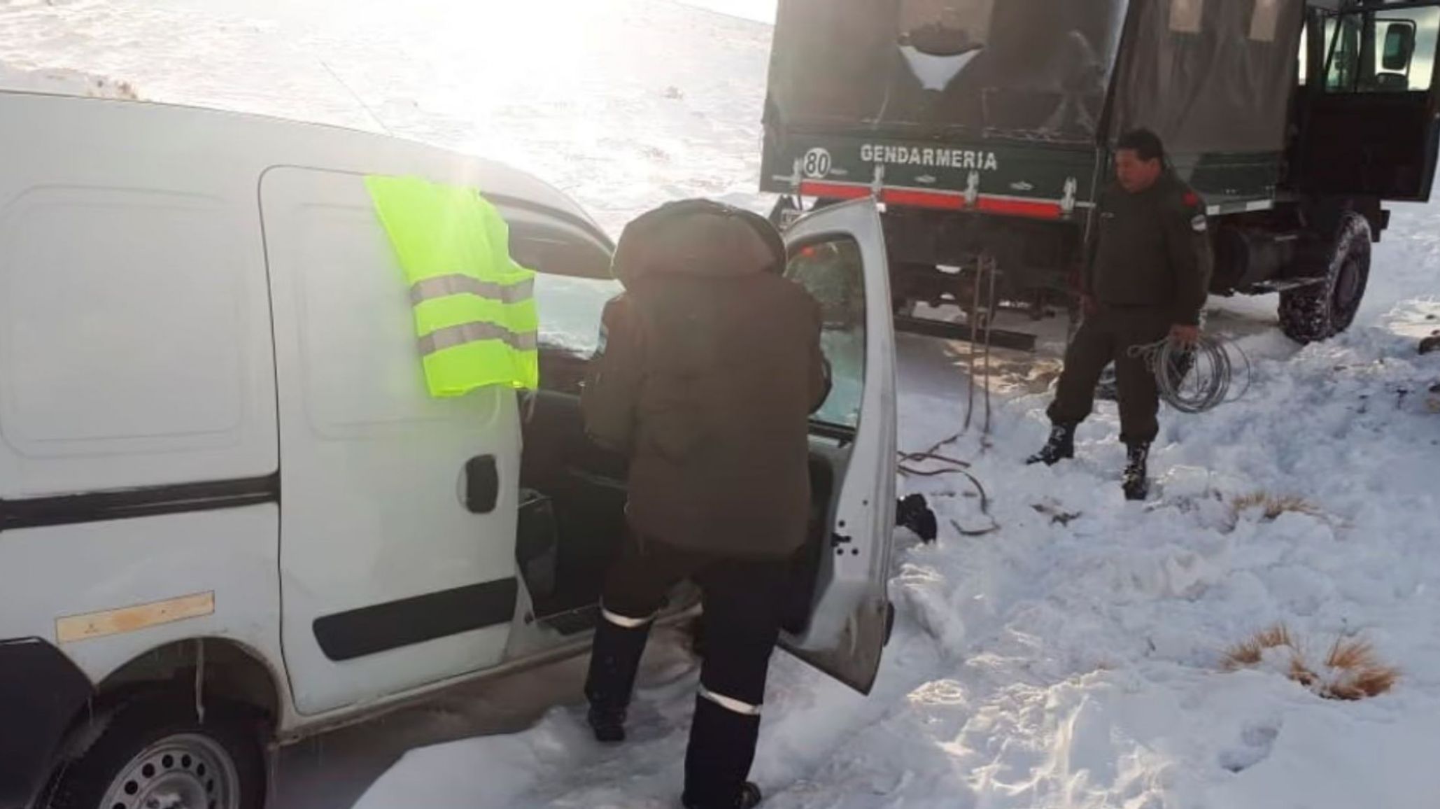 Temporal de nieve en Mendoza: rescataron a más de 20 personas atrapadas y continúan los cortes de rutas en alta montaña