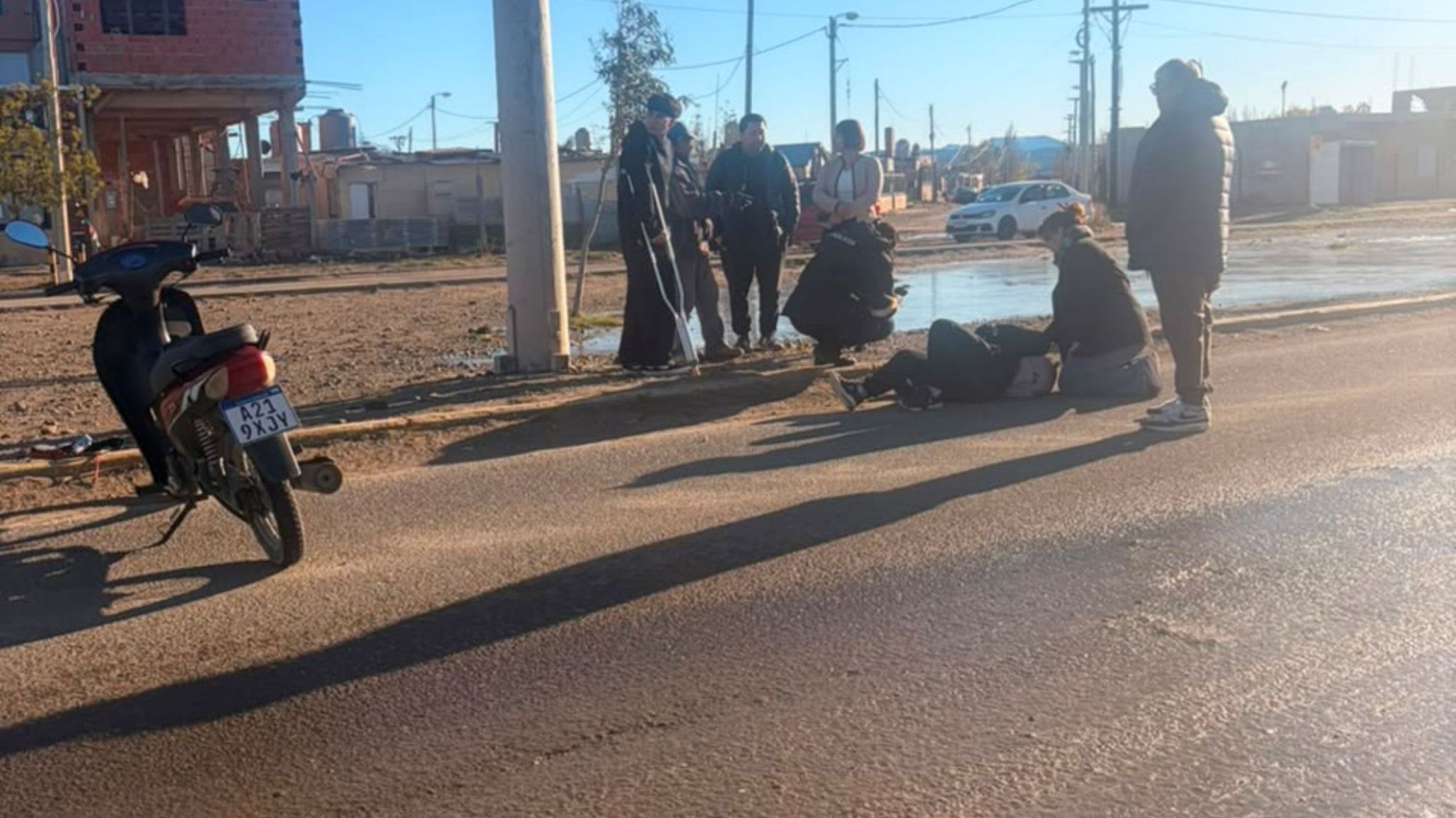 Accidente en Comodoro Rivadavia: una mujer sufrió fracturas tras caer de su moto por el hielo en la calzada