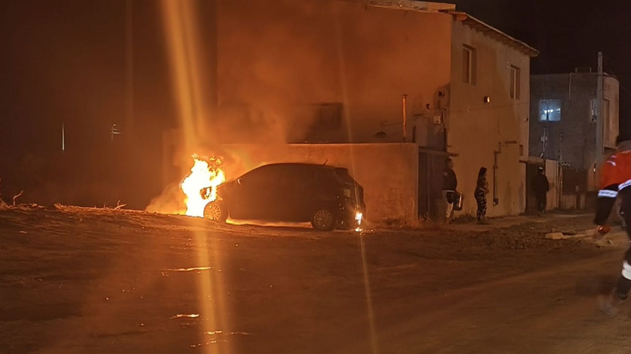 Incendio de auto en Comodoro Rivadavia: un Volkswagen Gol se prendió fuego en Km 5