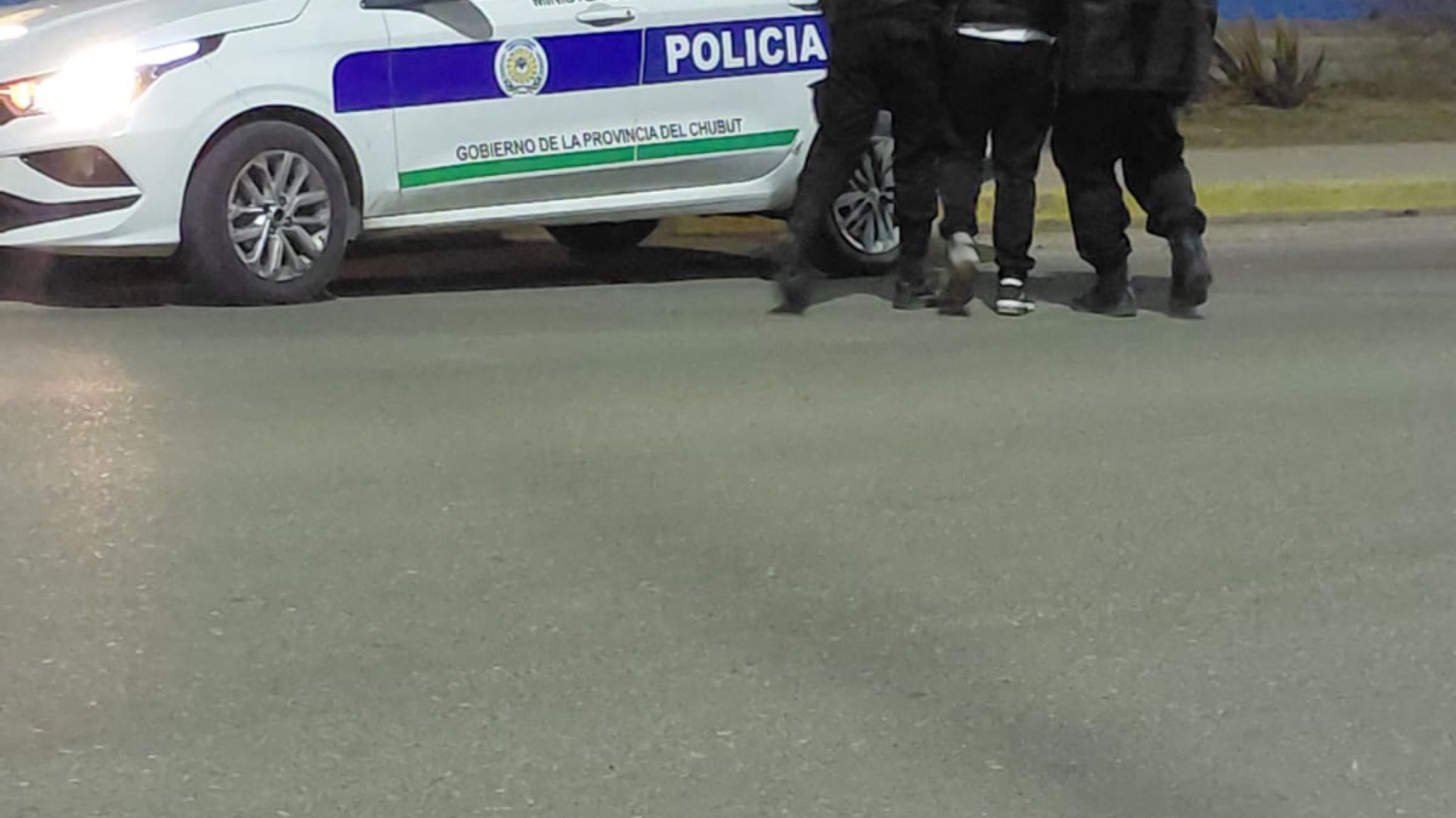 Comodoro: apareció con el auto sobre la vereda, se negó al test de alcoholemia y quiso pelear con la Policía
