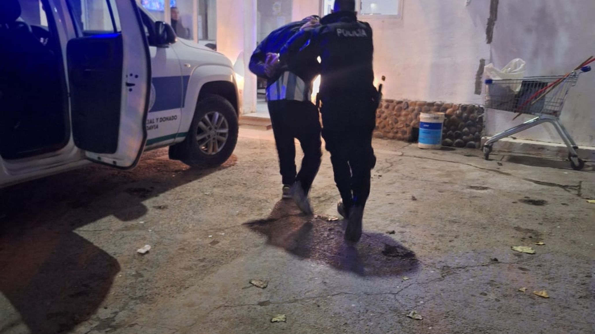 Un hombre provocó disturbios y escupió a policías en plena vía pública