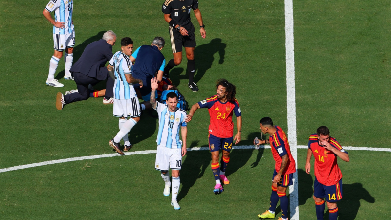 Por qué Cucurella no fue expulsado tras taparse la boca para hablarle a Messi