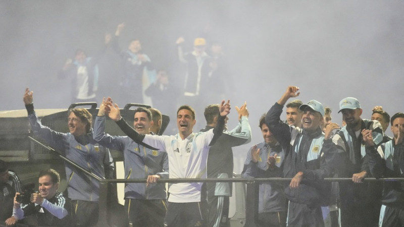 La Selección regresó al país y eligió celebrar con la gente bajo la lluvia tras el subcampeonato mundial