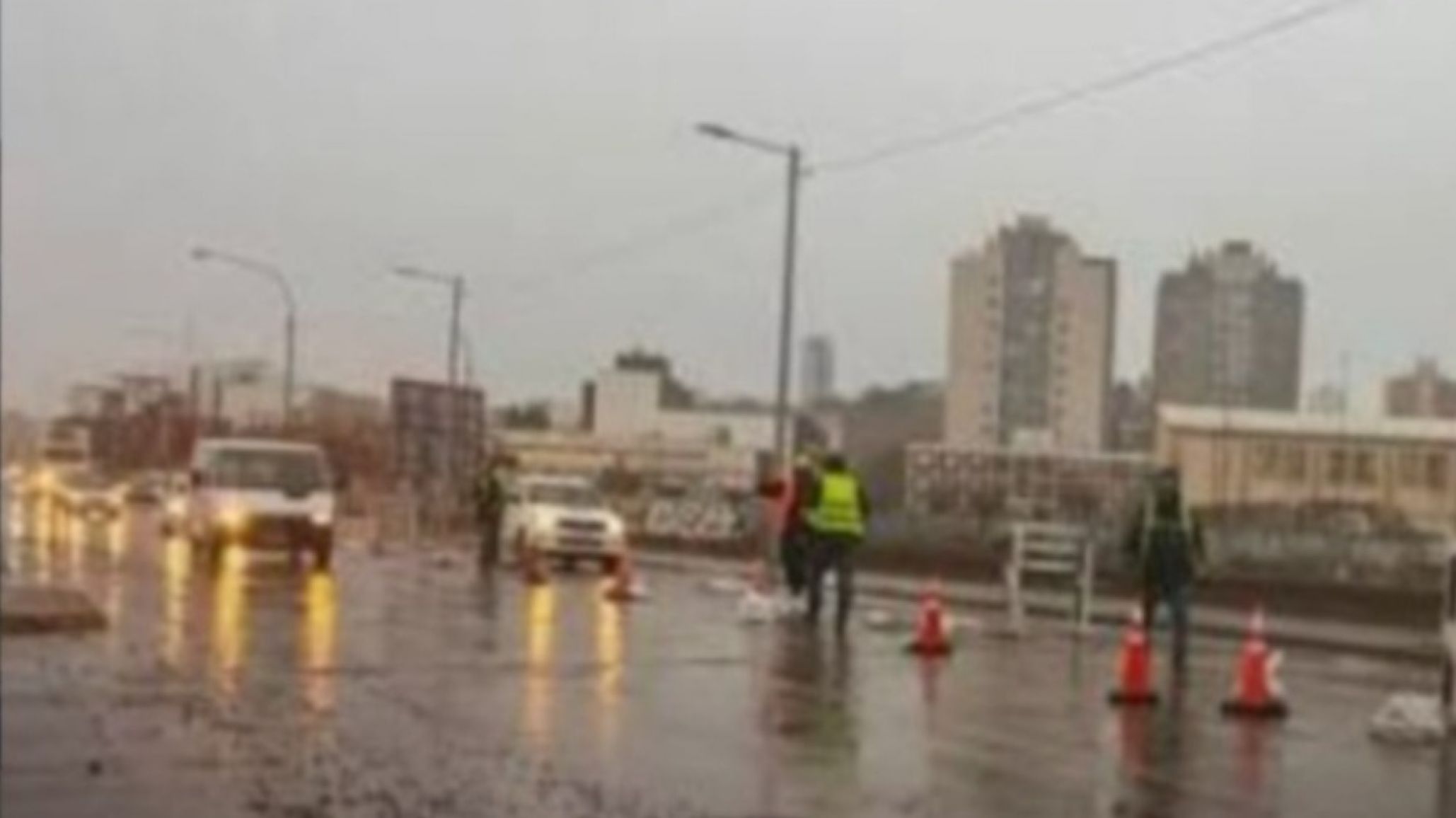 Tras las marejadas, habilitaron media calzada sobre avenida Ducós y piden circular con precaución