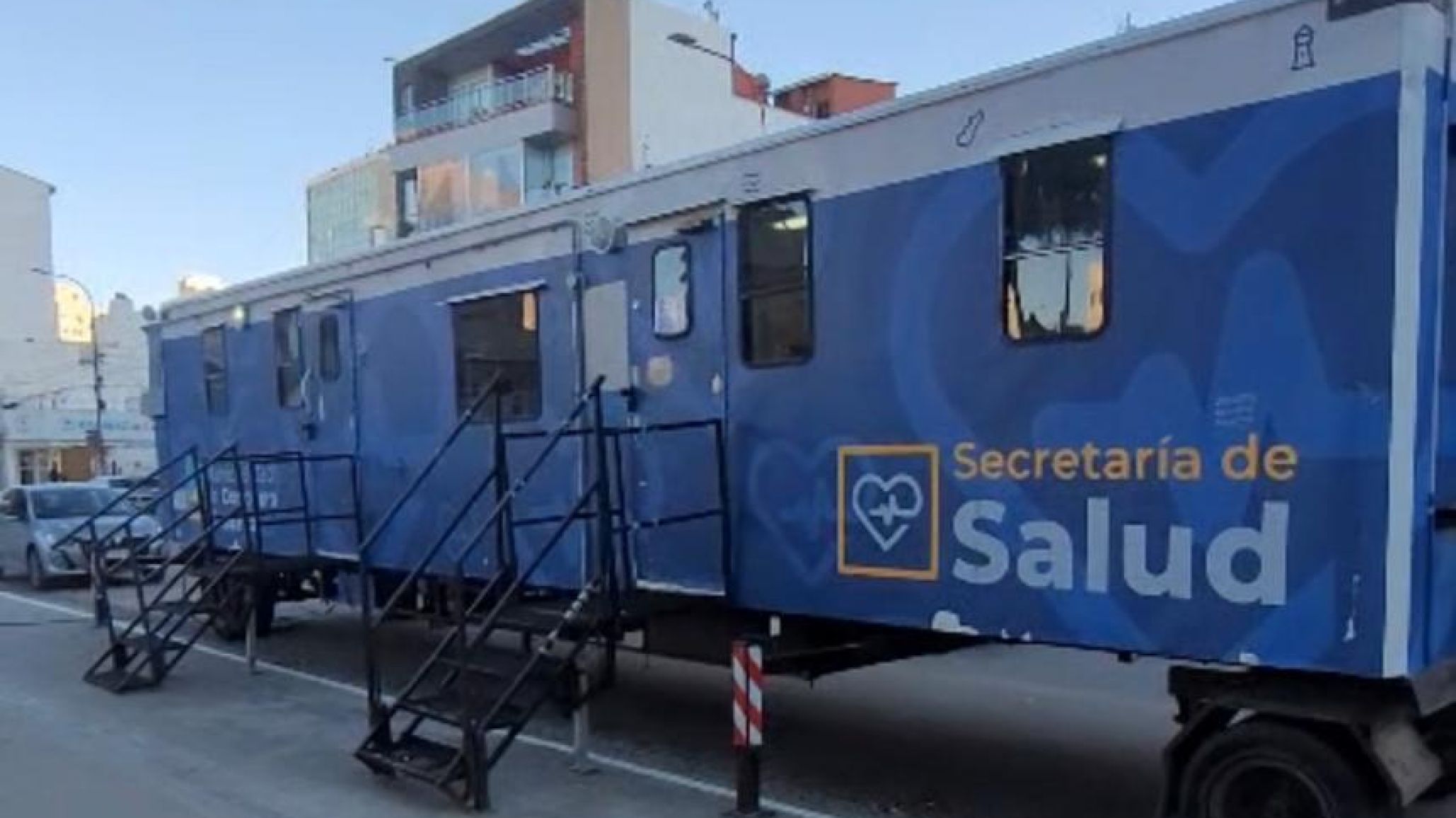El tráiler de Salud permanecerá durante julio y agosto en la Escuela N.º 83 con atención médica y vacunación