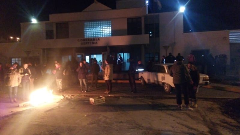 Militantes del MST reclaman por la liberación de Murphy y Stoyanoff: Protestas en la Comisaría Séptima