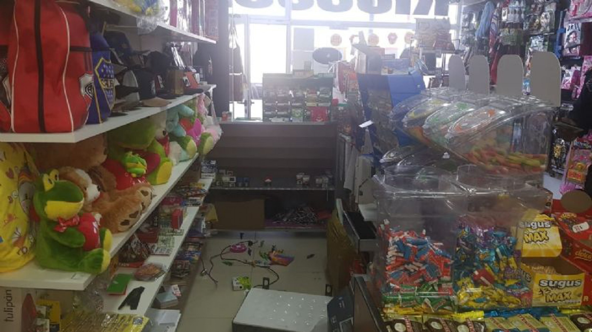 Violento robo en un kiosko, amenazaron con armas a una mujer y la ataron