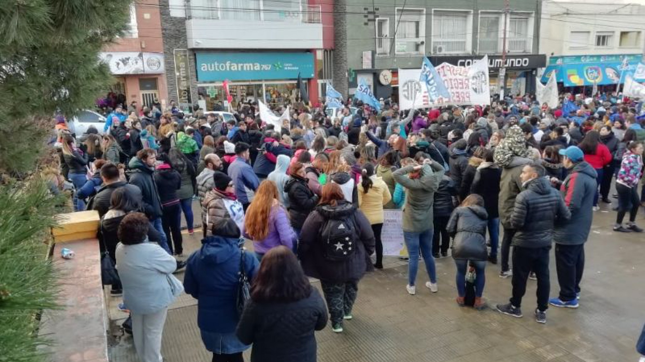 Gran marcha de estatales por el centro comodorense
