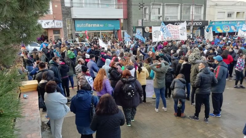 Gran marcha de estatales por el centro comodorense