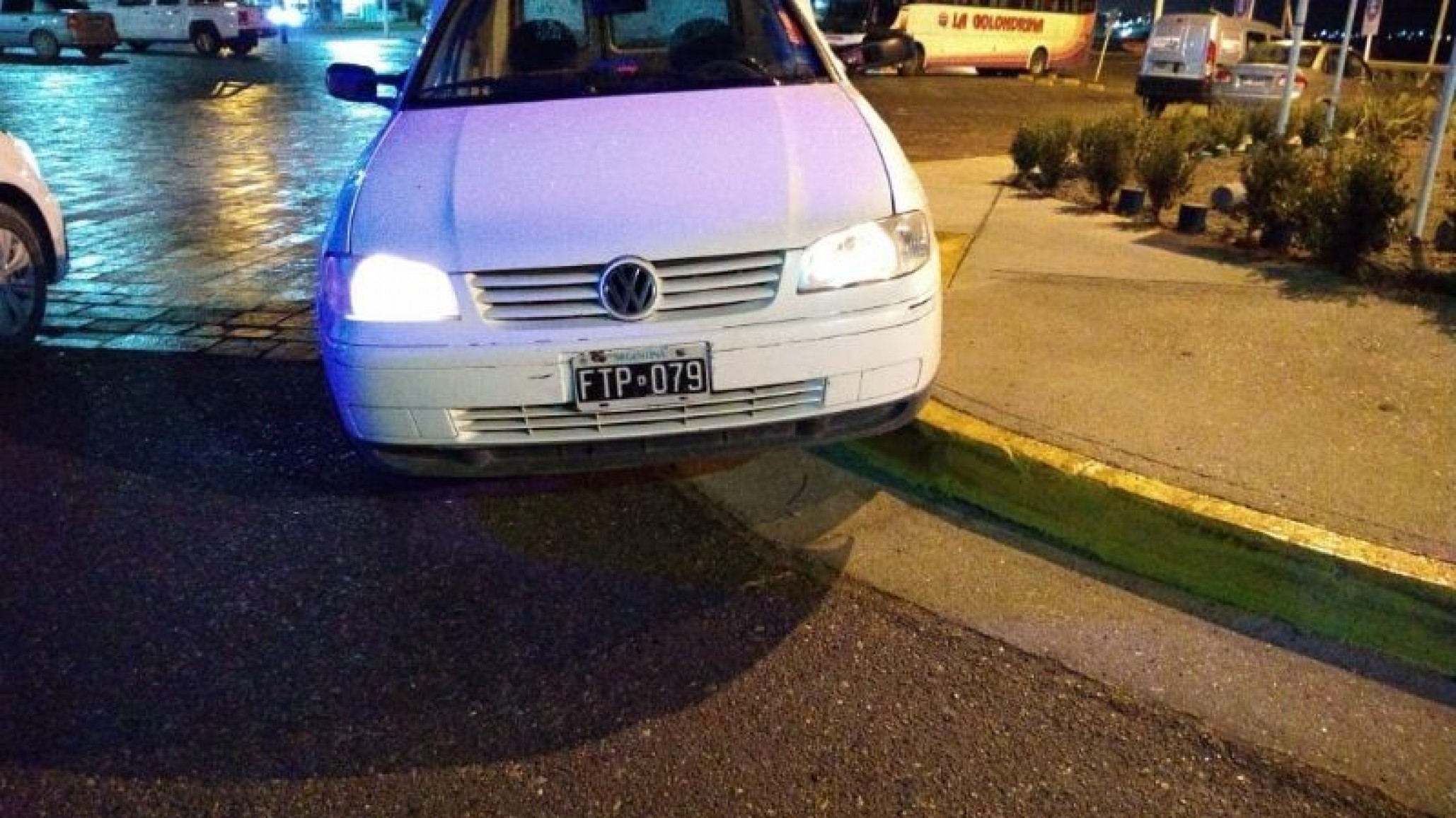 Manejaba borracho y chocó contra el cordón