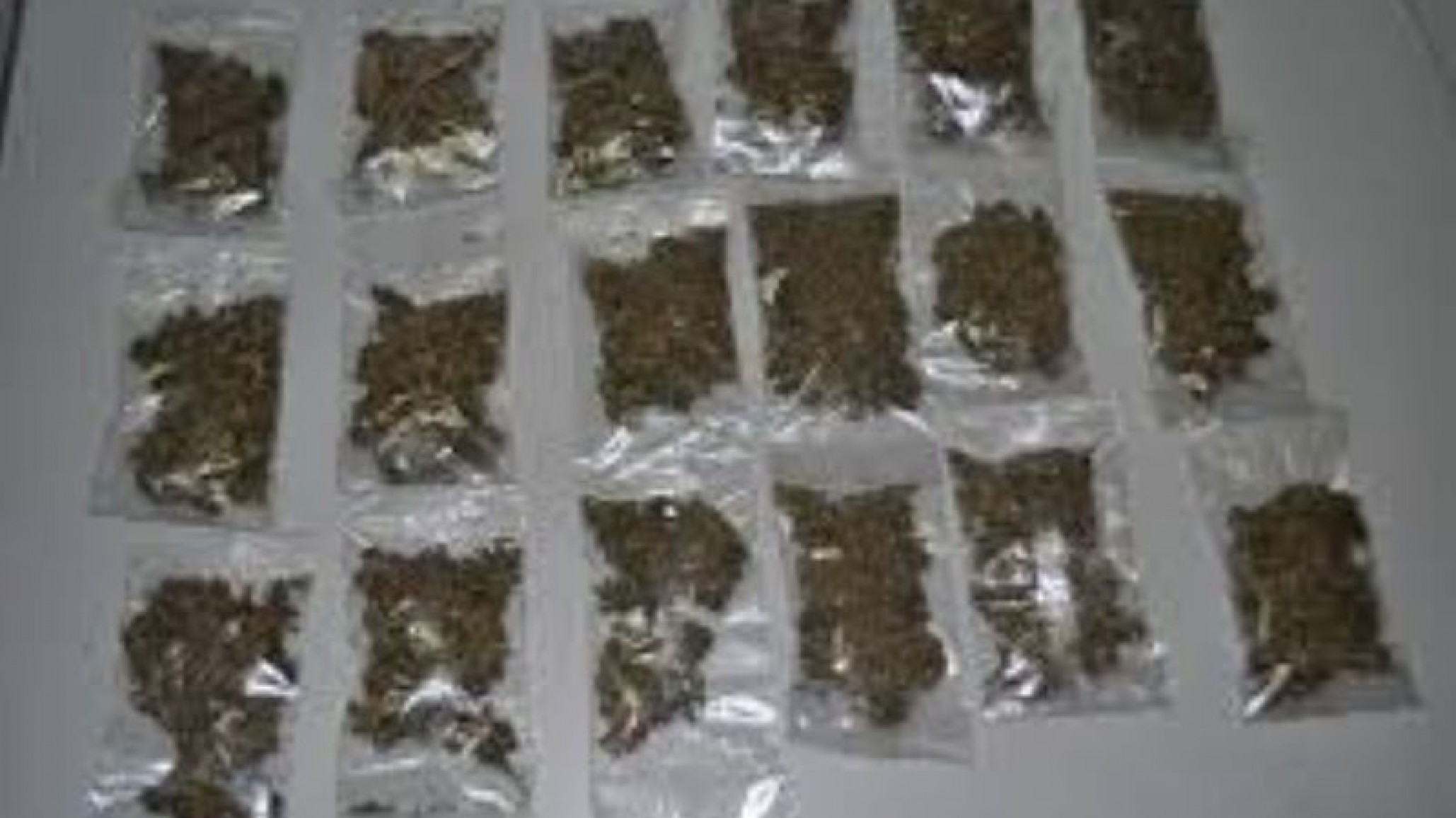 Los controlaron por tomar alcohol en el auto y le encontraron varios envoltorios con droga