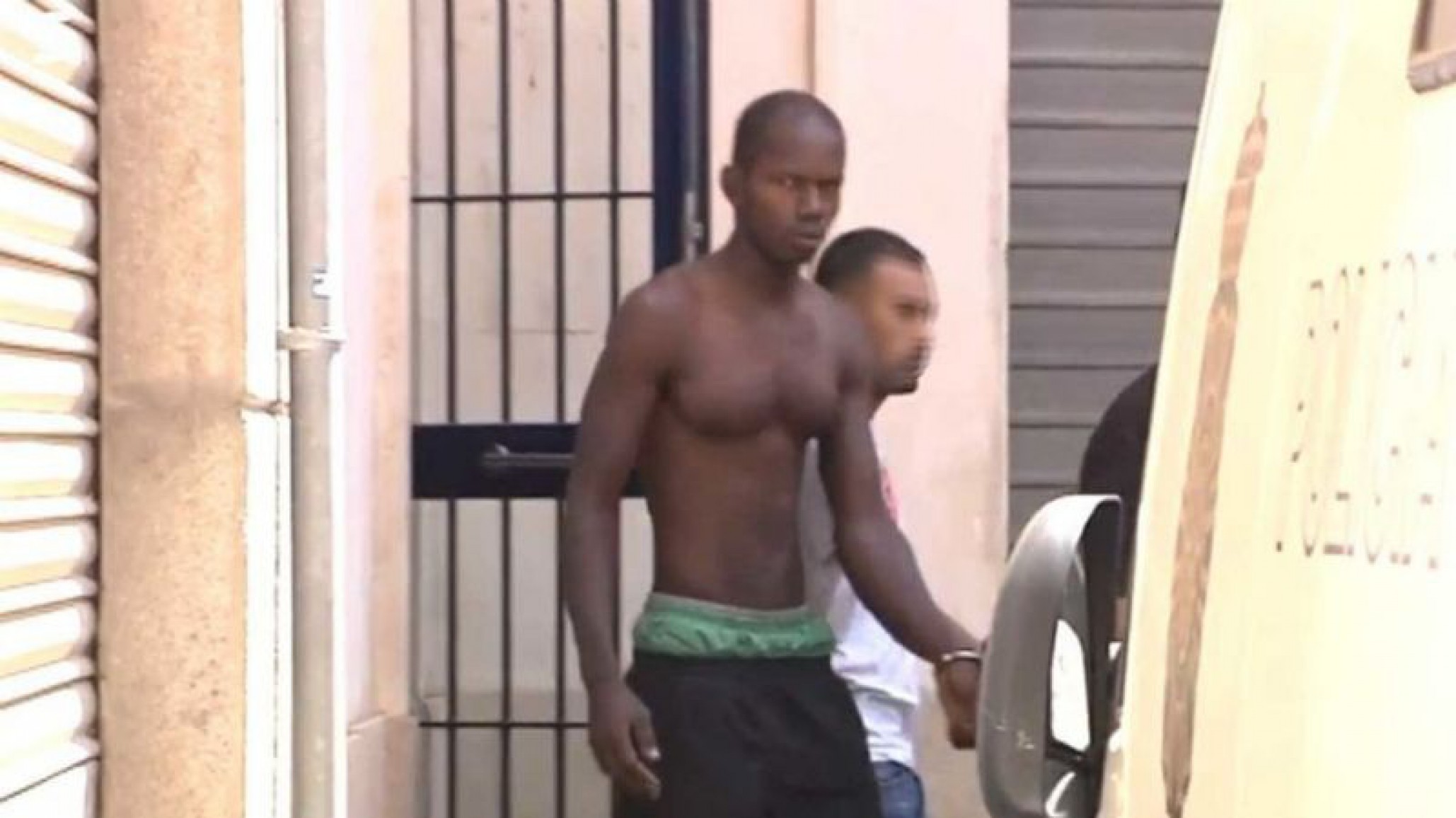 Violaron a una mujer, fueron recibidos con una paliza en la cárcel