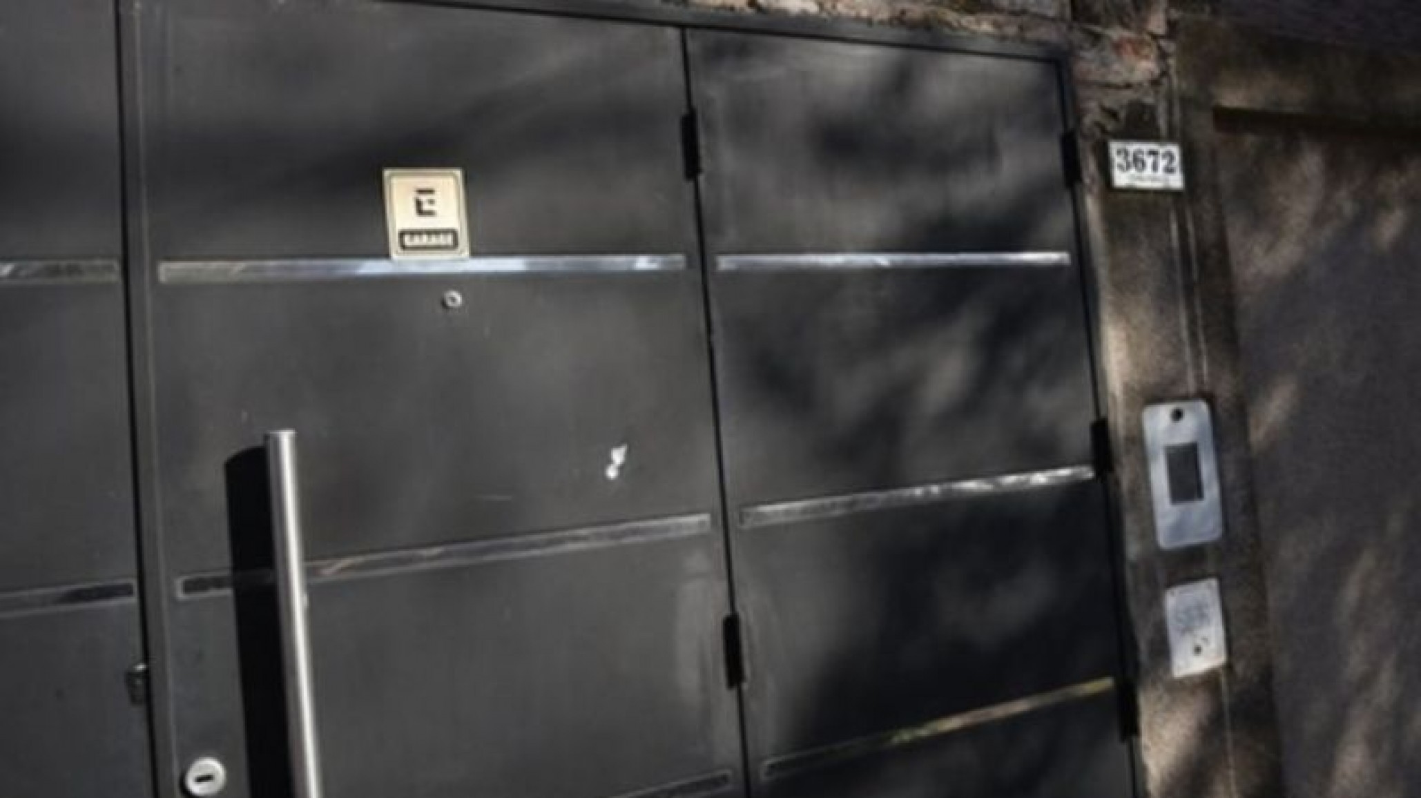Le baleraon la casa y le dejaron una nota amenazadora