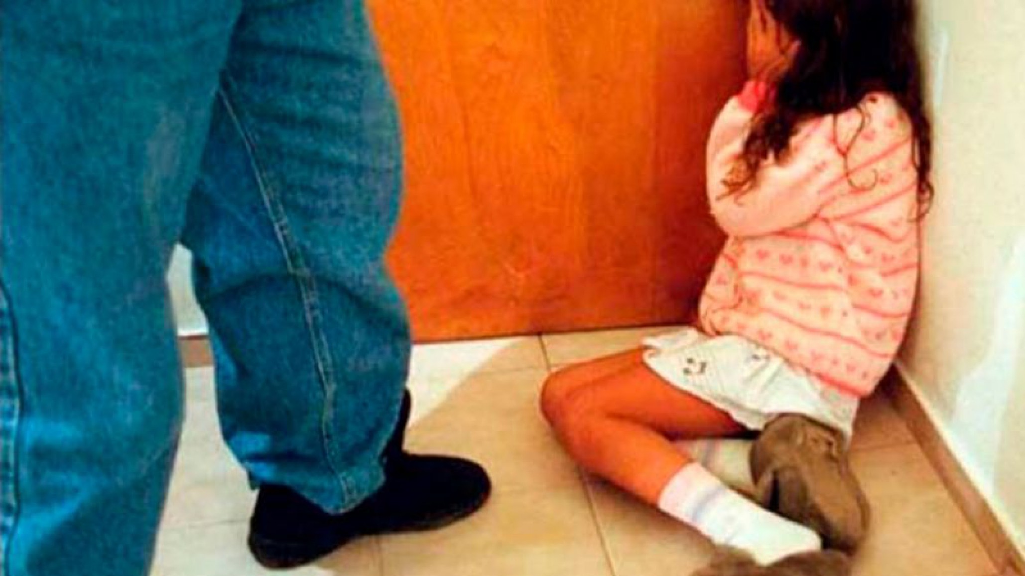 Un hombre violó a su hija por casi diez años, tuvieron tres hijos, y fue condenado a 9 años