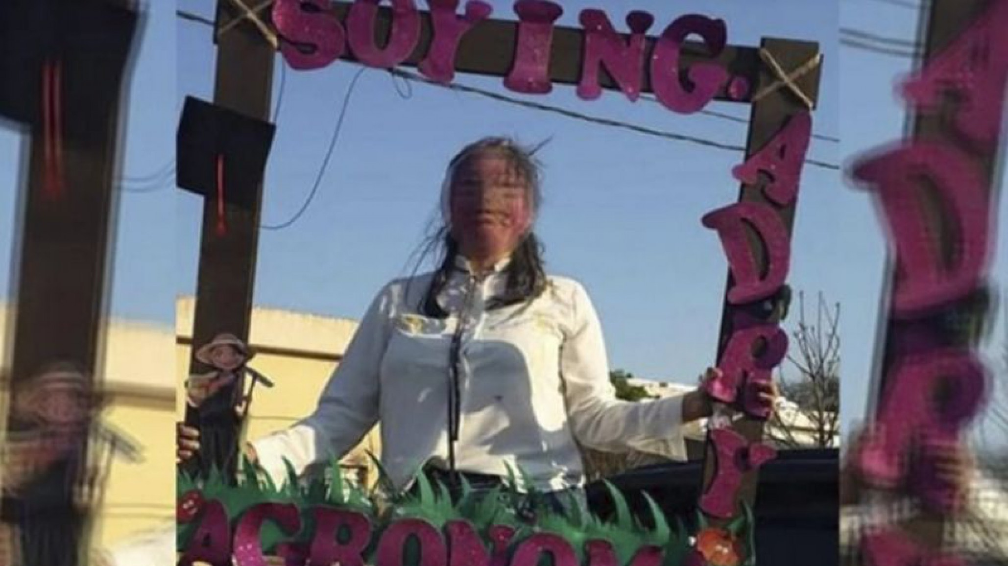 Le tiraron huevos y festejaron por su supuesto título, pero en la Universidad no la conocen