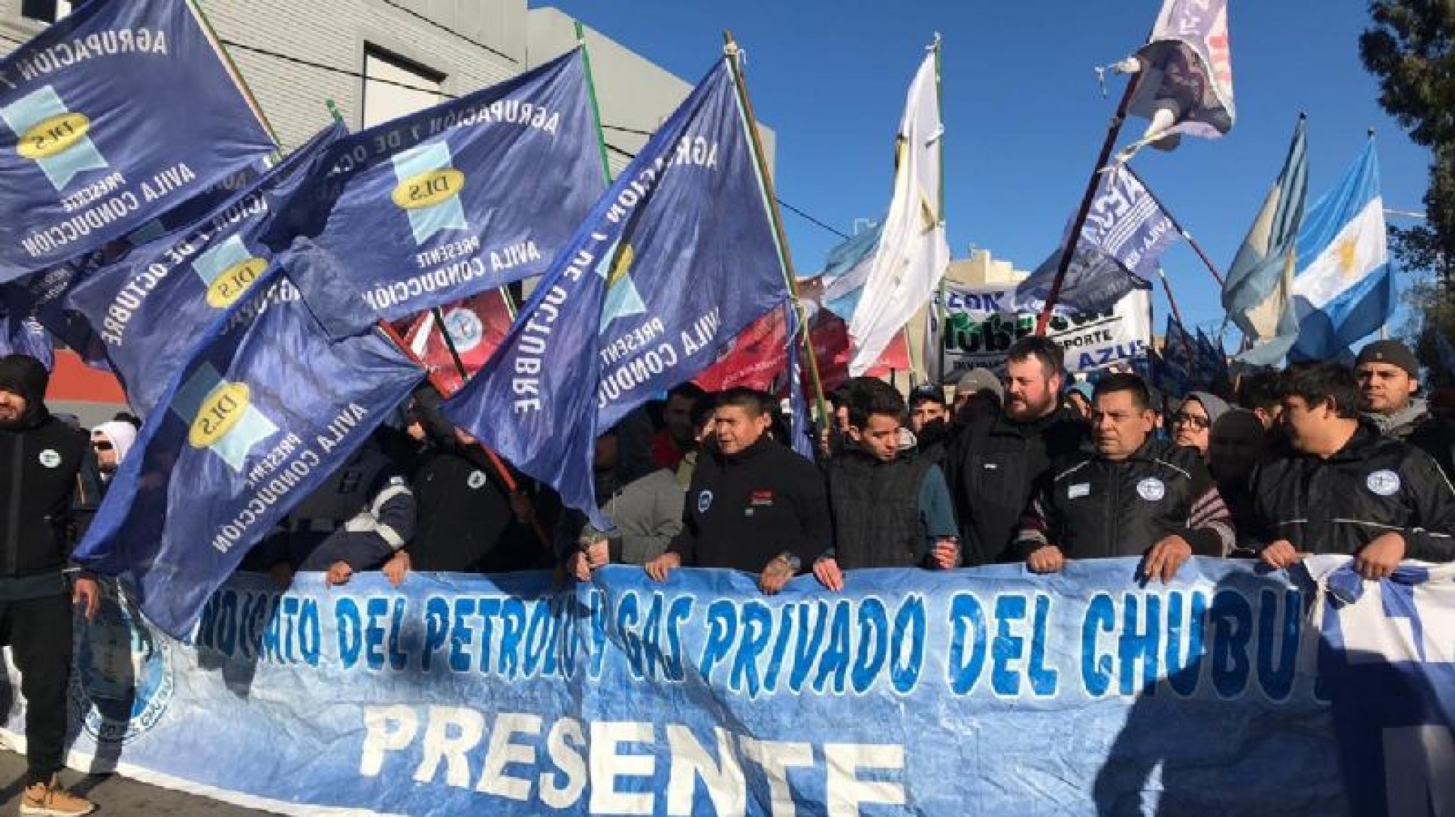 Es multitudinaria la marcha de petroleros por calle San Martín