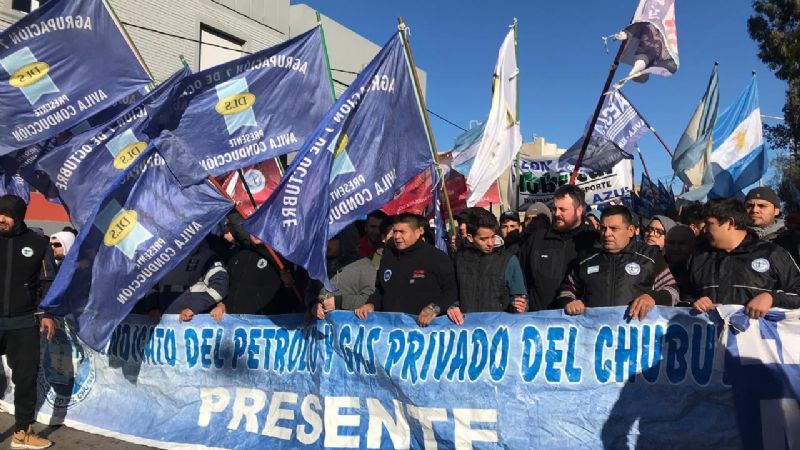 Es multitudinaria la marcha de petroleros por calle San Martín