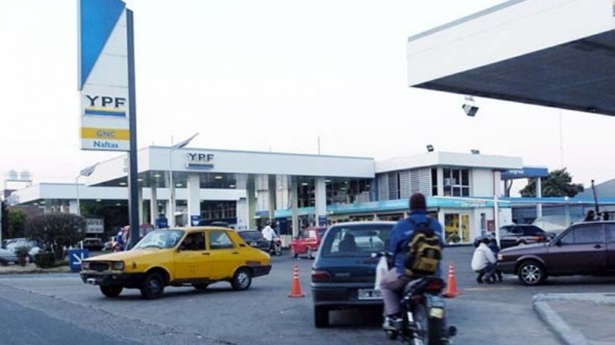 Cargó combustible, se negó a pagar, simuló tener un arma y huyó