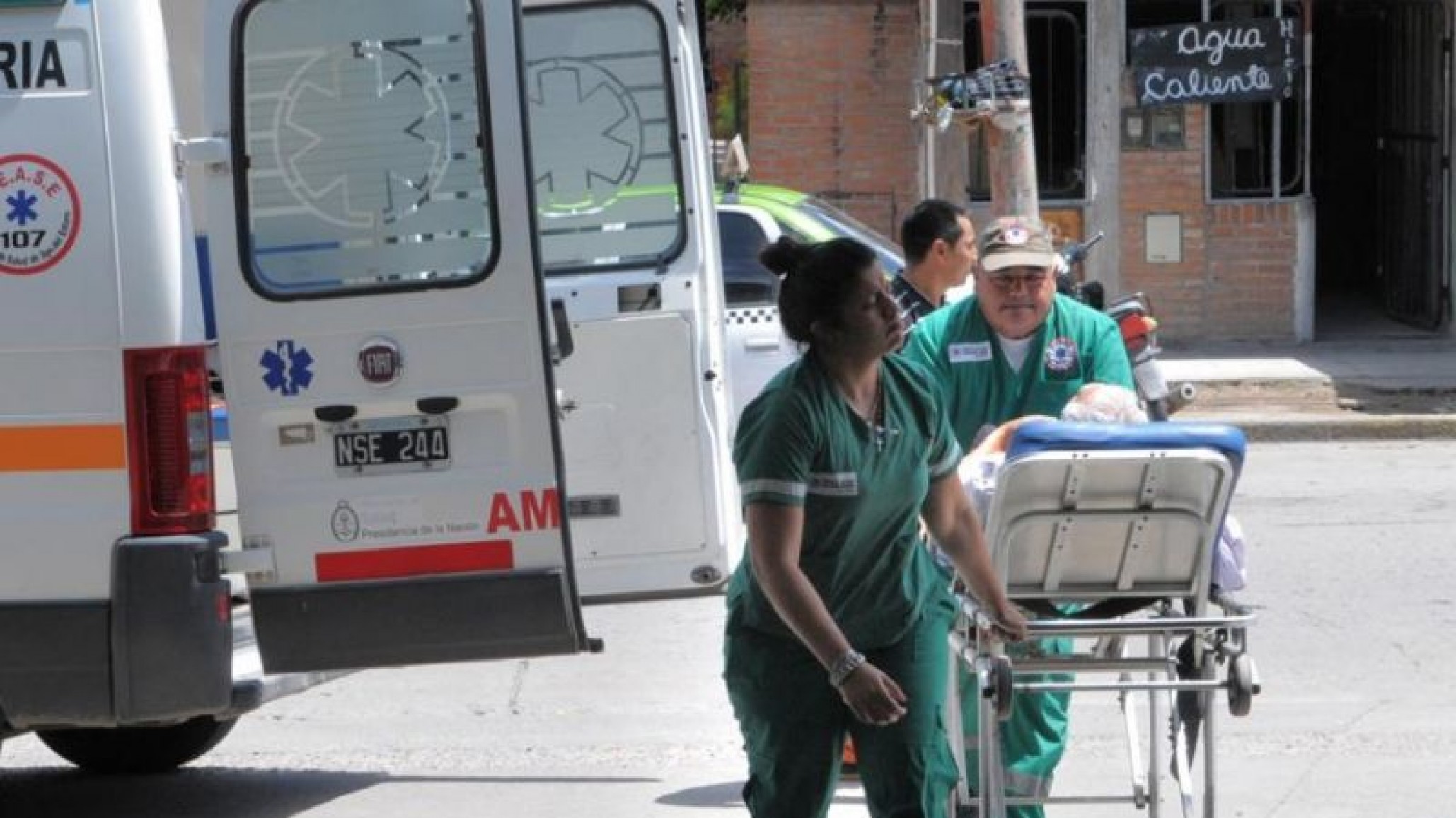 Se clavó un puñal en el pecho frente a la tumba de su esposa