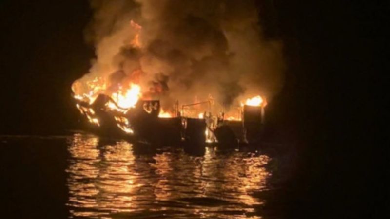 Una embarcación se incendió: hay más de 30 personas desaparecidas