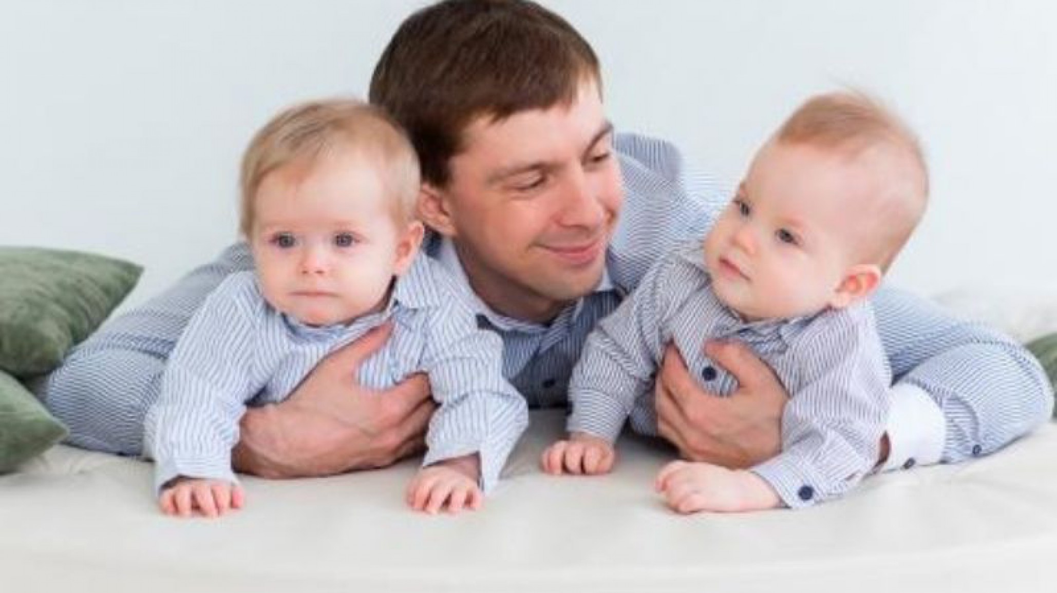 Historia viral: un padre no logró diferenciar a sus gemelos y les hizo una marca para distinguirlos