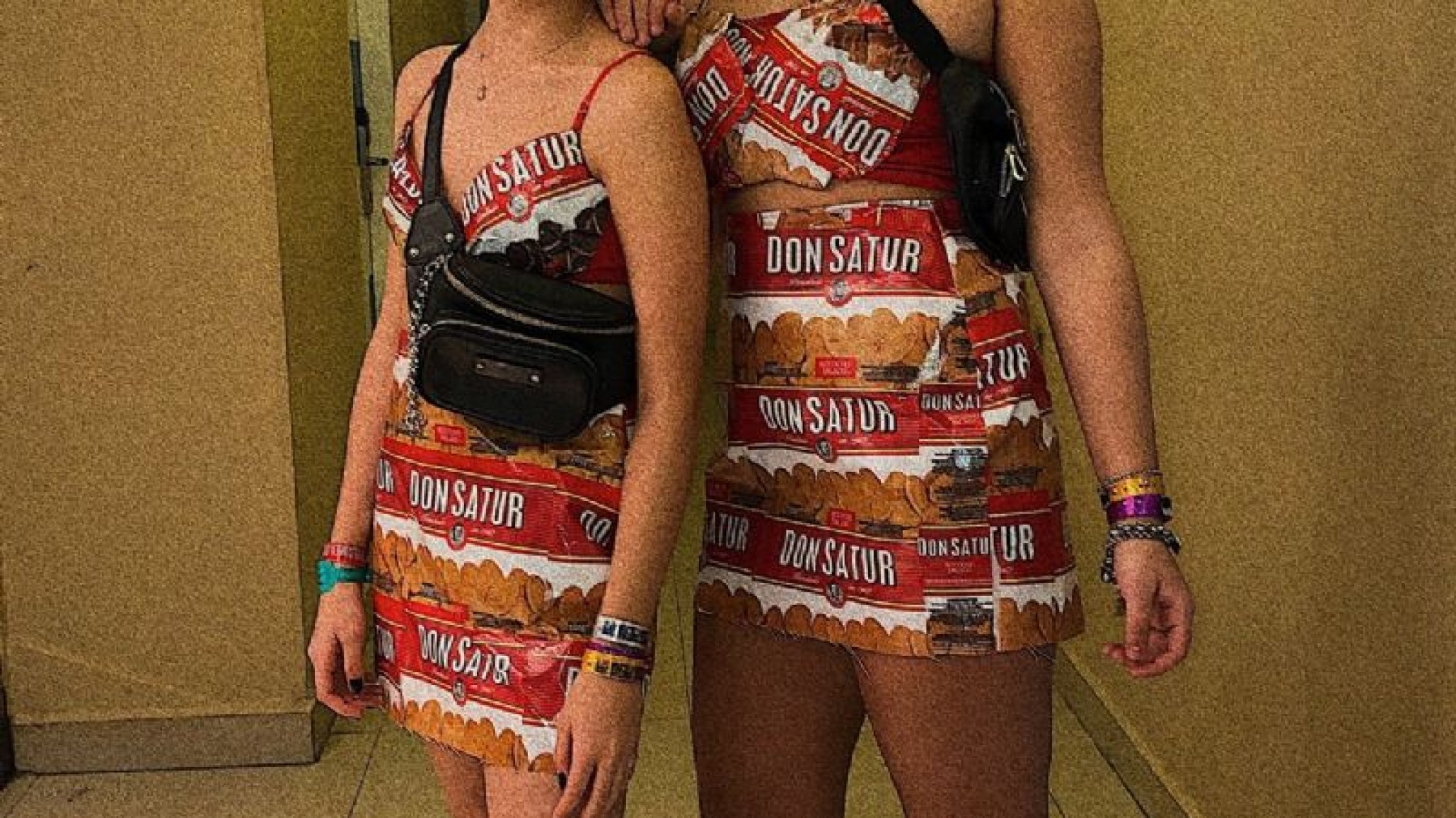 El disfraz más ingenioso: se vistieron con paquetes de galletas y la empresa les regaló una caja de productos