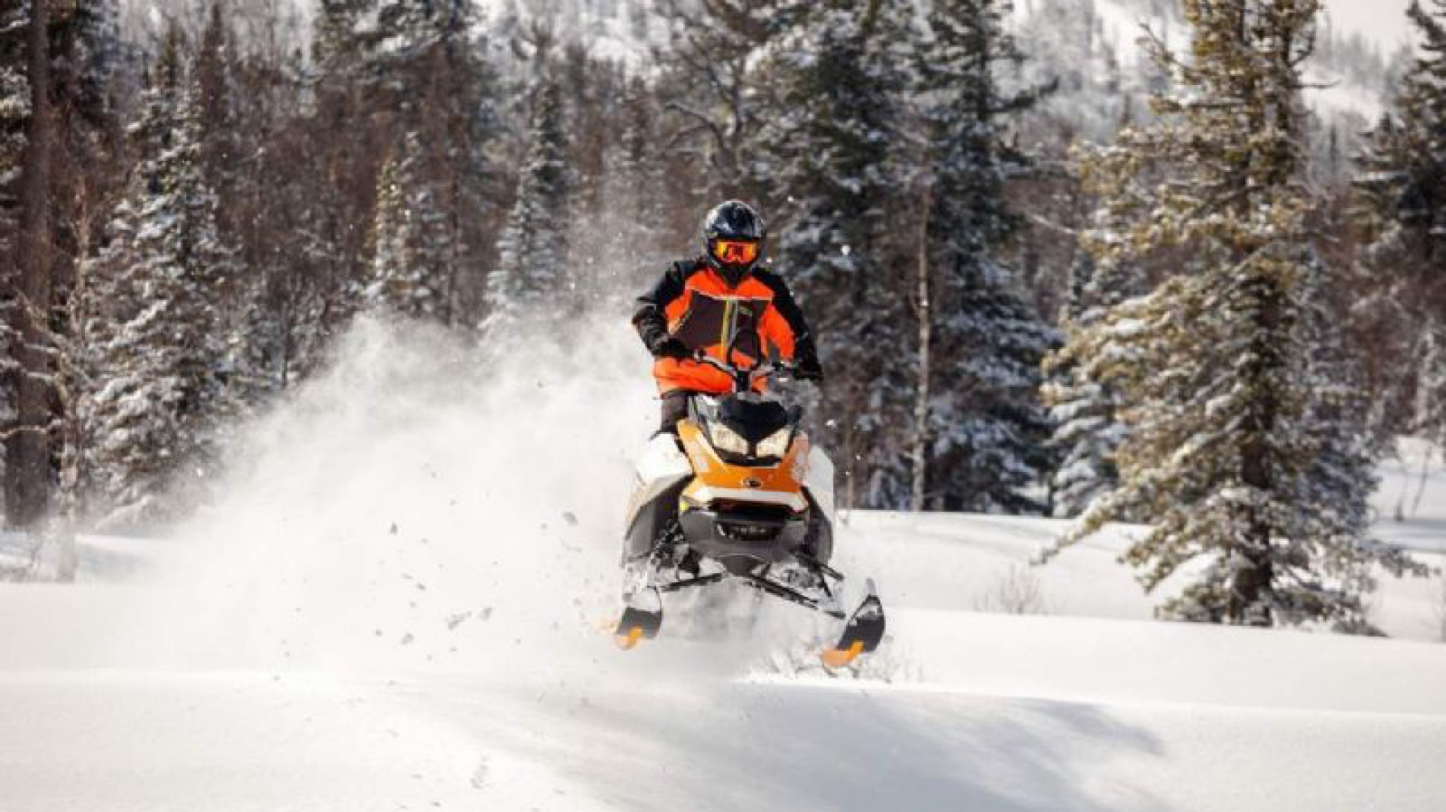 Un esquiador fue atropellado por una moto de nieve, resultó gravemente herido