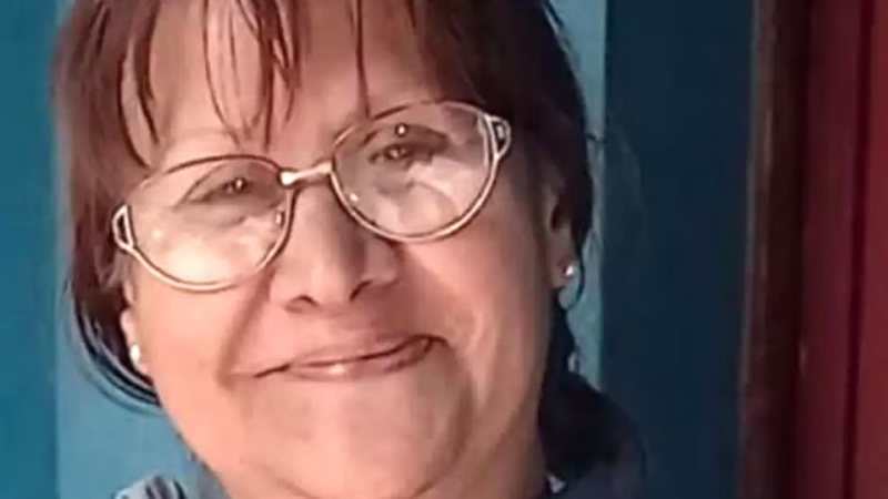 Hallaron a una mujer asesinada de más de 60 puñaladas y el hijo de 22 años está detenido
