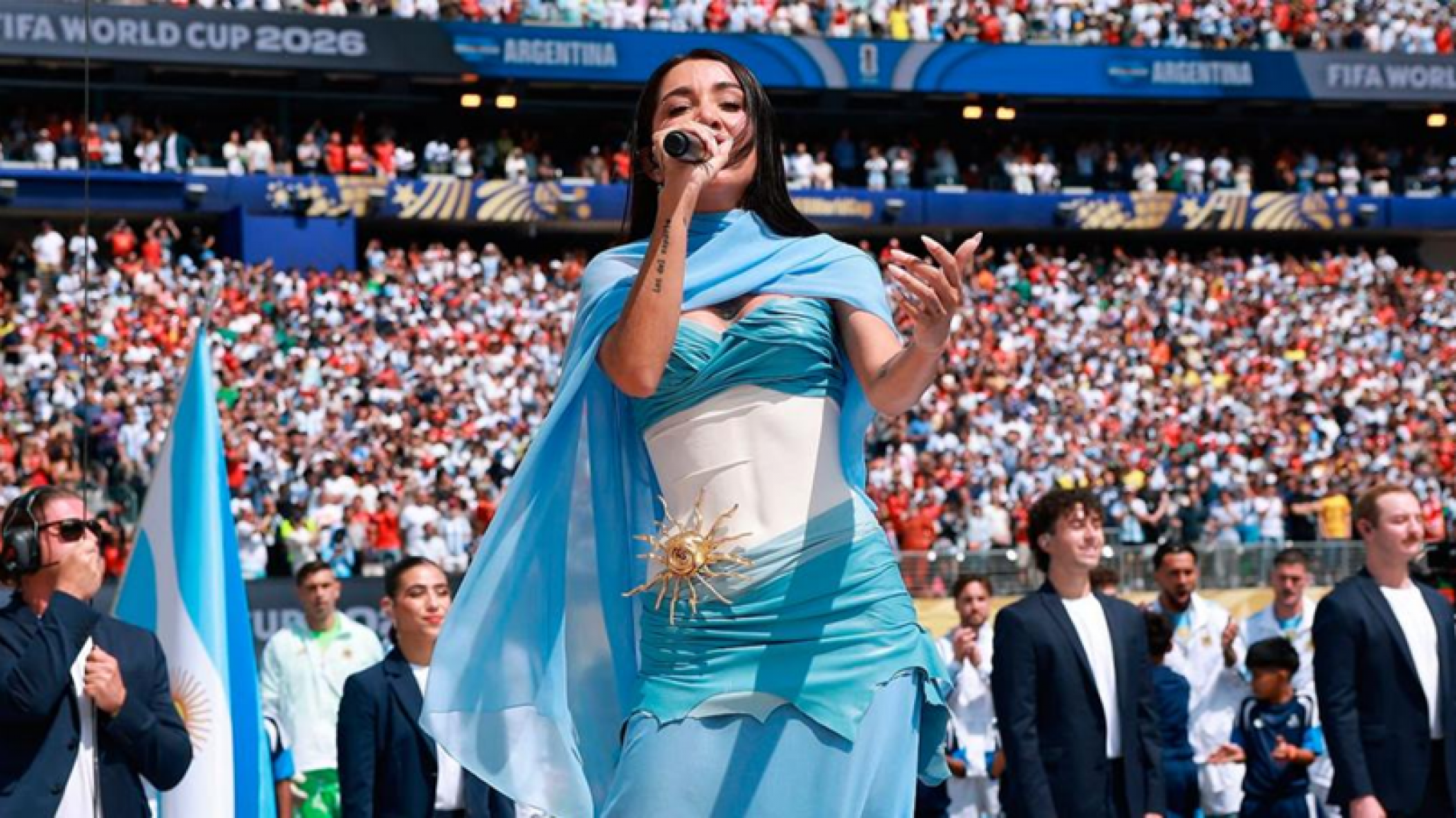 Avión privado, costo cero y pedido del plantel: el detrás de escena de María Becerra en el MetLife Stadium
