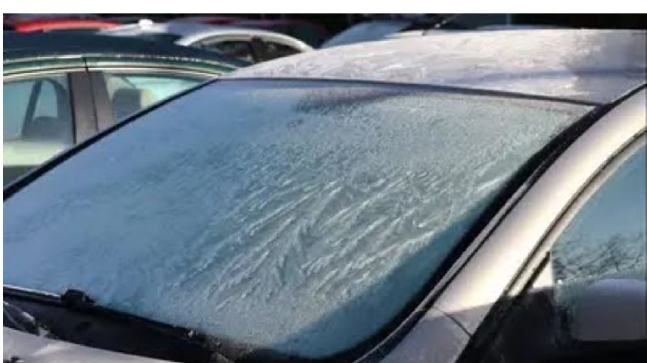 Con temperaturas bajo cero, estos son los trucos para sacar la escarcha del parabrisas sin dañarlo