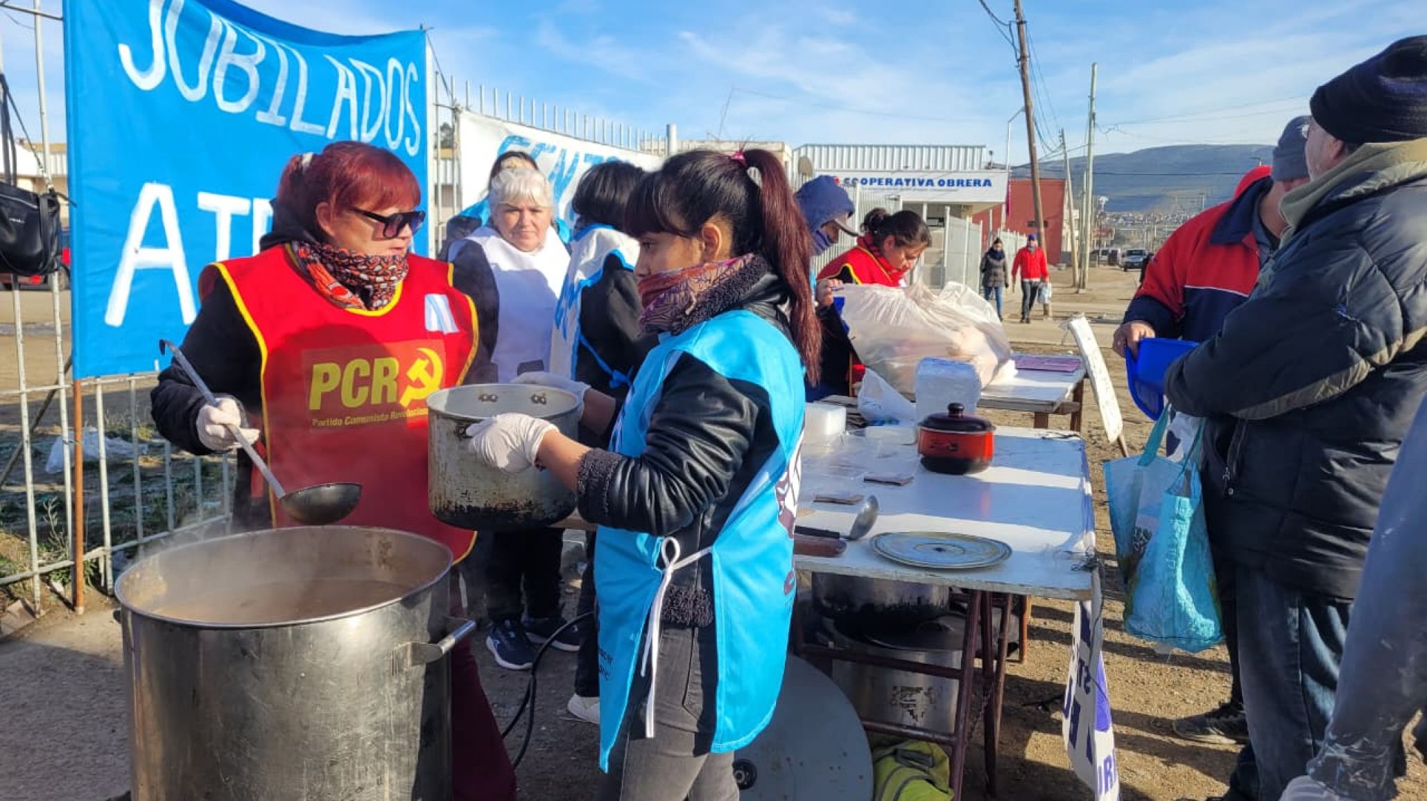 "Hoy se junta el hambre con el frío": organizaciones sociales y jubilados realizaron una olla popular