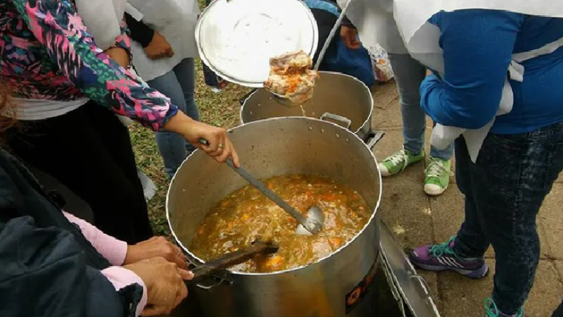 Jornada de protesta con olla popular en Comodoro: "Cada vez llegan más familias a buscar un plato de comida"