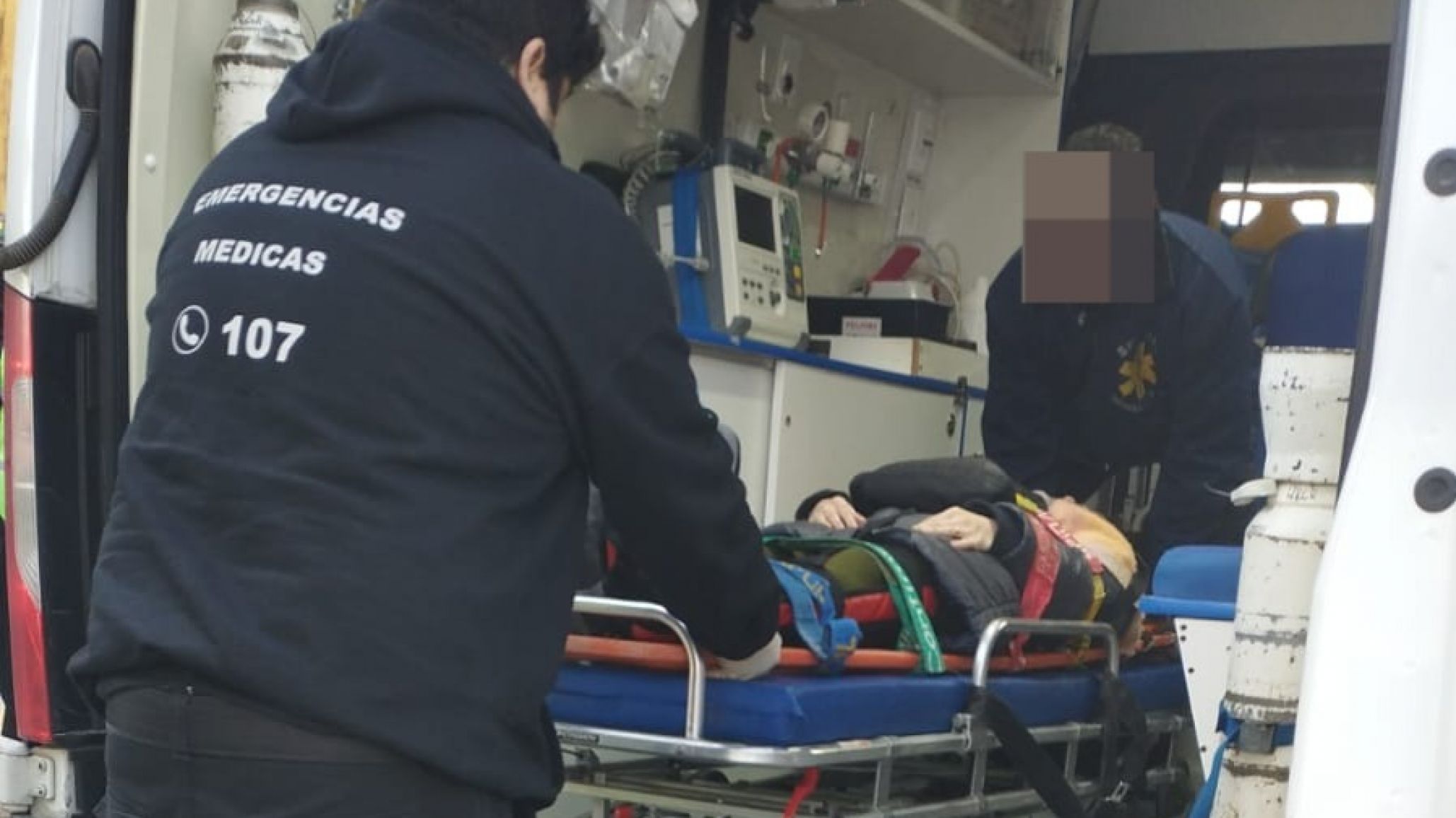 Una pasajera resultó herida tras un choque entre un colectivo y una camioneta en pleno centro