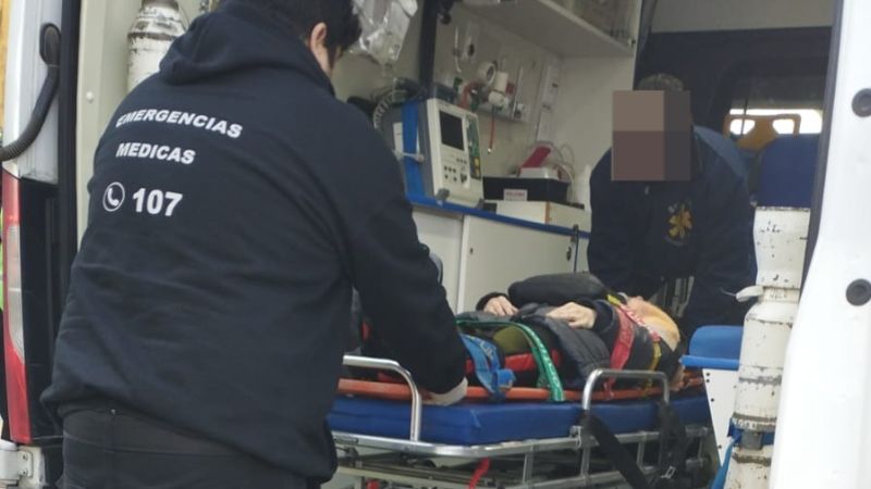Una pasajera resultó herida tras un choque entre un colectivo y una camioneta en pleno centro