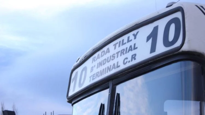 Por el estado resbaladizo de la ruta, el Expreso Rada Tilly informó demoras en sus servicios