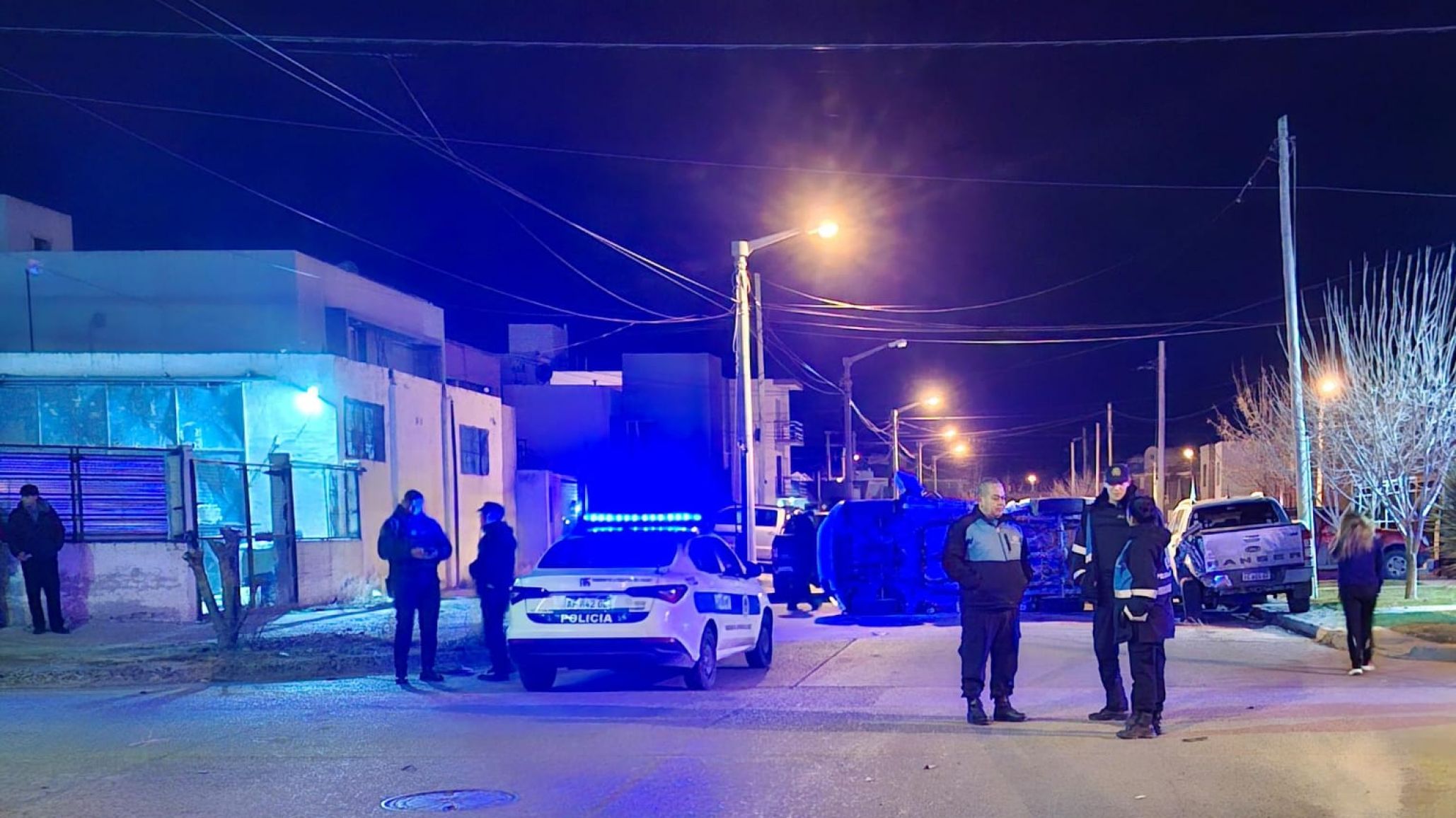 Persecución en Trelew: escapó de la Policía, volcó una Amarok y chocó cuatro vehículos estacionados